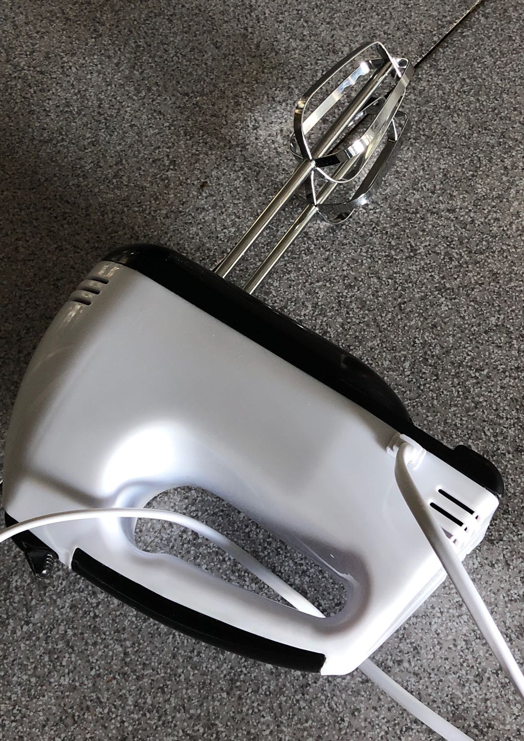 Đóng gói cẩn thận, giao hàng nhanh, máy hoạt động êm. Bình thường đánh trứng làm bánh 15ph muốn mỏi tay, nay có máy đánh 5ph. Cho shop 5*