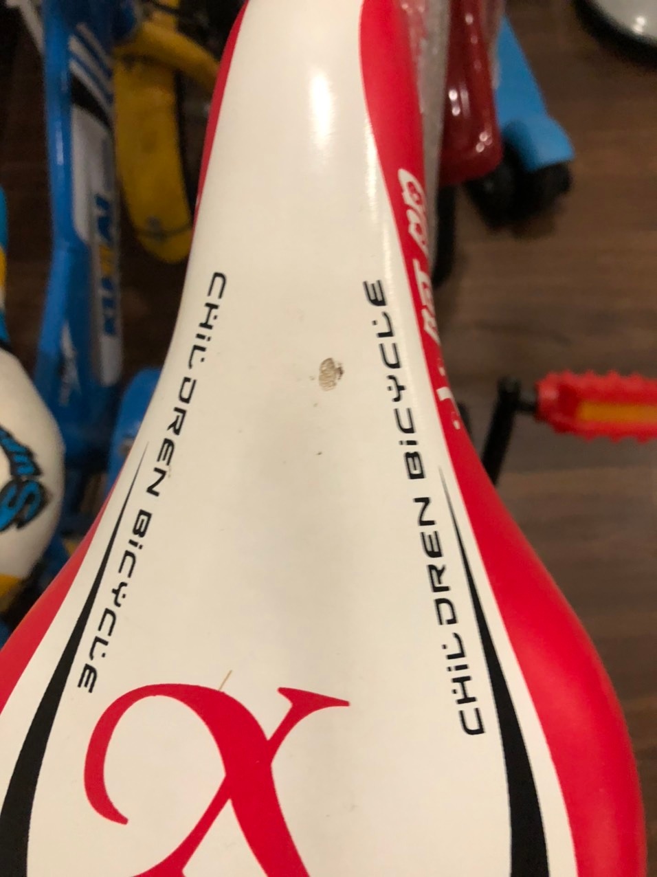 1. Bánh xe không đúng như hình ảnh sản phẩm mẫu
2. Bình đựng bị cấn vào chốt hãm in xe
3. Sơn càng trước bị sước sơn
4. Yên xe tróc lớp vỏ
5. Kệ đựng bình nước nhựa kém chất lượng và bị đứt