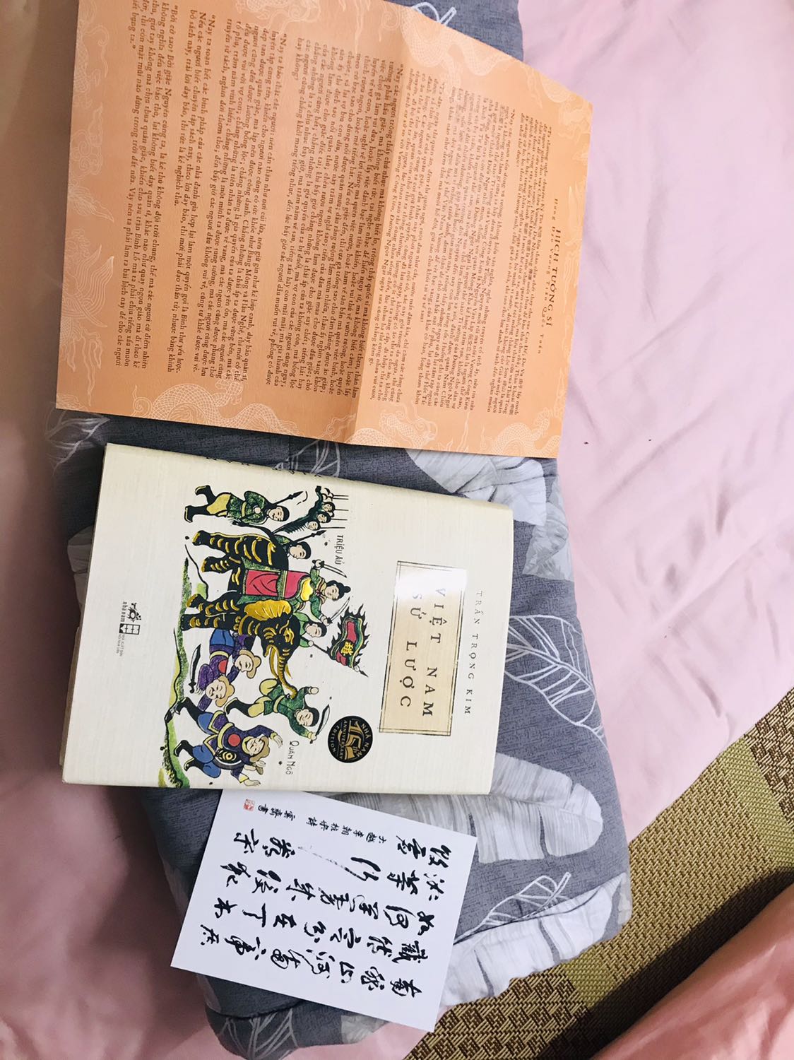 Đợt này giao hàng nhanh, sản phẩm nhận được k bị lỗi gì cả, còn về giá trị của cuốn sách thì không cần phải đánh giá rồi ạ! Mua được giá sale, cuốn sách to đùng luôn ấy