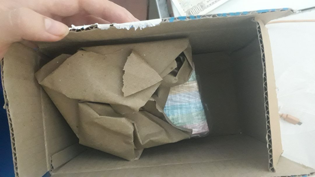 Tìm mãi mới đc notes rời, tui thích lắm nha. Đợi TiKi sale thì mua thêm. Có một tập màu trắng, có dấu vân tay, chắc do lúc đóng hàng nên ko sao hết. Gói rất cẩn thận luôn, hơi nhiều nilong :))) Giấy cắt đều, đẹp, ko dày lắm, giống như giấy 70gms thôi n mà viết bút nc ko hằn đâu. Làm Flash card hoặc ghi chú đơn giản rất tiện nha... Nhìn cưng lắm :))