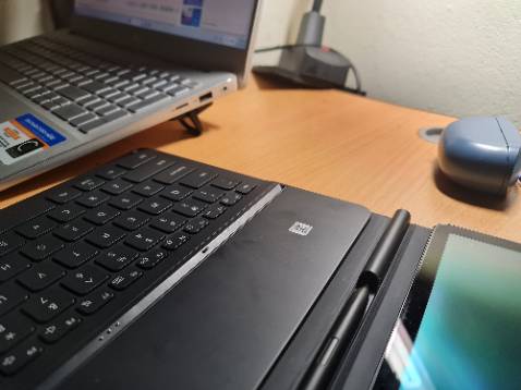 okay ổn, đã dùng 1 thời gian, dính chắc chắn, tiện dụng, thoáng cho lap, bền đẹp.