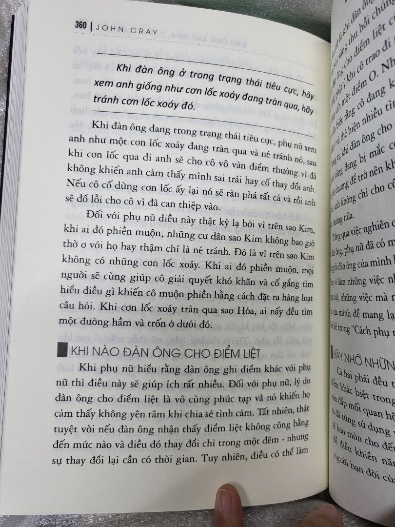 Đọc được 1/3 cuốn sách và ngỡ ngàng "ồ hóa ra đàn ông khác biệt với đàn bà đến vậy". Cảm thấy tiếc nuối cho những mối tình rời xa nhau vì không hiểu nhau. Sách rất hay và cần thiết cho những cặp đôi muốn xây dựng cuộc sống vợ chồng hạnh phúc. Nhưng chỉ phù hợp với những ai có tư tưởng tiến bộ và thực sự yêu thương nhau thì mới có thể áp dụng được. Còn ai có tư tưởng bảo thủ hoặc kết hôn vì mục đích nào đó thì đọc sách này cũng vô nghĩa. Sách ko cổ xúy cho việc "đàn ông phải thế này, đàn bà phải thế kia", sách không ép buộc bạn chấp nhận những tính xấu của đối phương. Mà là chỉ ra những khác biệt để bạn hiểu và dung hòa, để bản thân bạn dịu dàng hơn khi đối mặt với những tình huống khó chịu trong cuộc sống. Khi bạn thực sự yêu ai đó, bạn mới có thể kiên nhẫn đọc để hiểu hơn về họ, cảm thông cho họ, và yêu thương họ, yêu cả những điểm khác biệt của 2 giới tính...