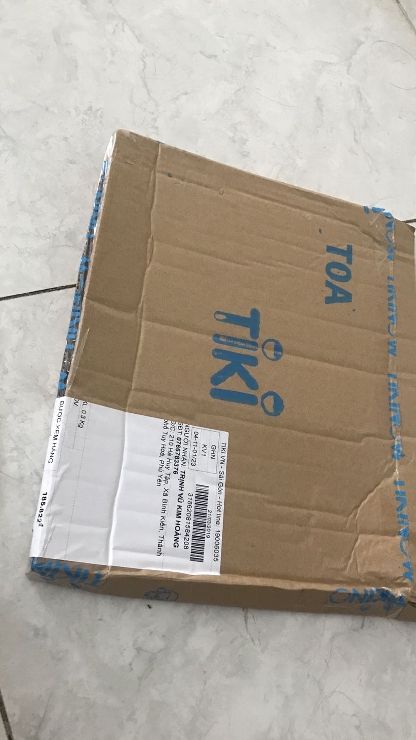 Rất buồn về dịch vụ giao hàng của Tiki. Mình đặt 6 quyển, chia ra ship 6 lần, không sao, mình có thể hiểu được. Tiki giao cho bên GHN ship hàng, không lâu lắm nhưng mình hàng tới tay mình thì hộp méo mó. Không những vậy sách được giao bị cũ bìa, chắc do va chạm với hộp khi không chống sốc nên bìa bị cong, trầy xước! Quá thất vọng, goodbye Tiki ngay và luôn nhé! Mình đặt 6 quyển, mới giao 4 quyển đều bị, nếu 2 quyển sau tốt mình sẽ xem xét chỉnh sửa :)