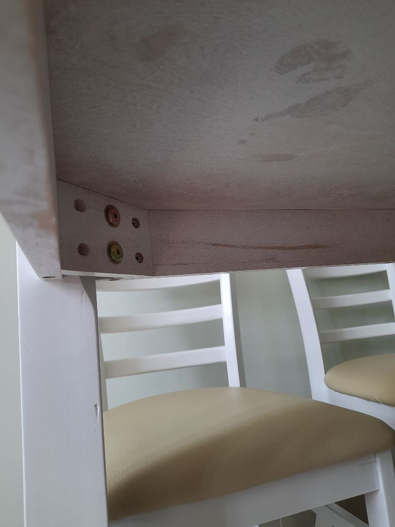 Giao hàng hẹn khách chờ rồi không thông báo khi có thay đổi. Bàn sơn không đều. Chân bàn có nhiều vết lõm do sơn chưa kỹ.