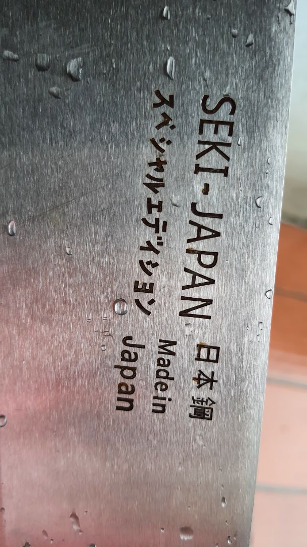 Hàng ko giống ảnh, nhìn dao đã thấy giả rồi. Cạnh dao không cong như ảnh, mà cạnh thẳng, vuông.
Mới dùng vài ngày đã xuất hiện vết han.
Quá tệ. Mình sẵn sàng trả giá đắt gấp đôi, gấp ba để mua 1 con dao tử tế, chứ ko cần dao giá rẻ.
Shop làm ăn quá tệ!