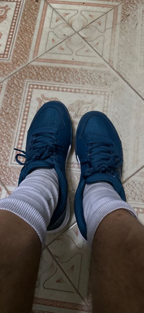 Nên mua. Rẻ bền đẹp. Lại em chân. Giày đi sân bê tông rất tốt. Mình đi rất nhiều loại giày nhưng đây đúng là đôi giày Việt Nam chất lượng cao. Đúng là ngon bổ rẻ