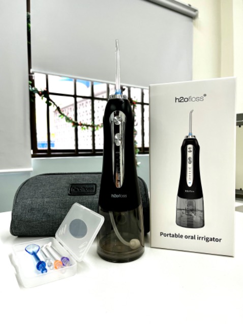 Kiểu dáng thon đẹp. Cầm nắm chắc chắn. Lực nước mạnh có 5 mức và điều chỉnh phù hợp với độ nhạy cảm của nướu răng. Về thời lượng pin thì chưa dùng nhiều nên chưa biết nhưng có vẻ ổn. Được kèm túi đựng khá là xinh xắn và đỡ thất lạc phụ kiện.