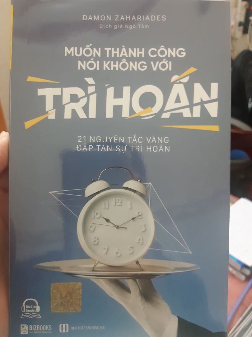 Một cuốn sách của Damon khá hay bàn về vấn đề trì hoãn
- Phần đầu tác giả tập trung phân tích hơn 10 nguyên nhân vì sao chúng ta lại trì hoãn công việc và cách thức vượt qua những vấn đề tiêu cực đó
- Phần 2 tác giả nêu lên hơn 20 thủ thuật làm việc tránh trì hoãn, những bài học và tác dụng siêu phàm của nó khiến bạn sẽ thay đổi cách làm việc một cách hiệu quả
- Phần cuối là để nêu lên 1 vài khía cạnh khác mà trì hoãn cũng là 1 điểm tốt cho những ai biết dùng nó đúng lúc 
Hiện tại mình là sinh viên nên đọc nó cảm thấy hữu ích trong học tập