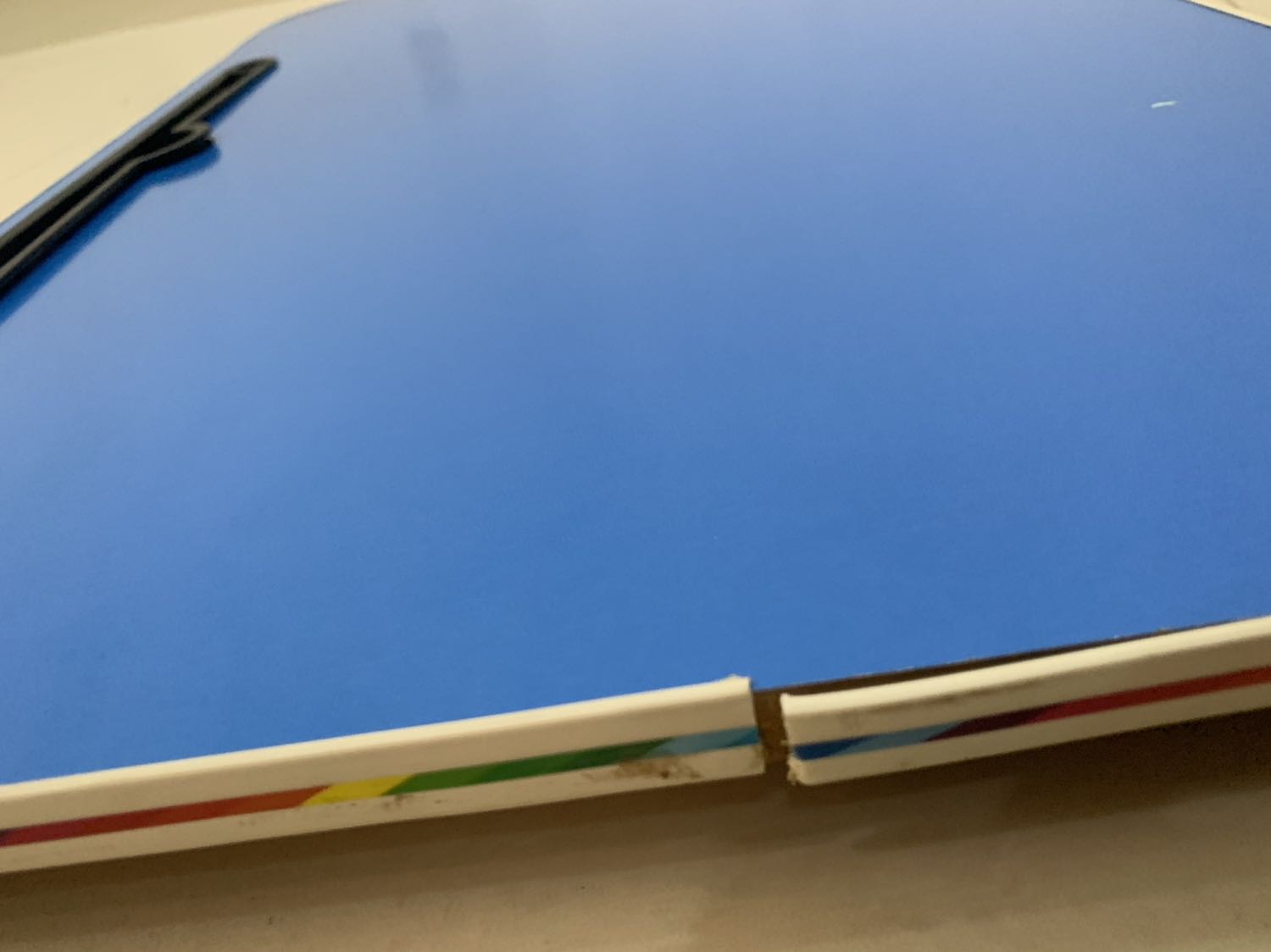 Sản phẩm không giống trong hình, kém chất lượng trầy xước, bong keo. Để là màu đen nhưng giao màu xanh. Không nên mua.