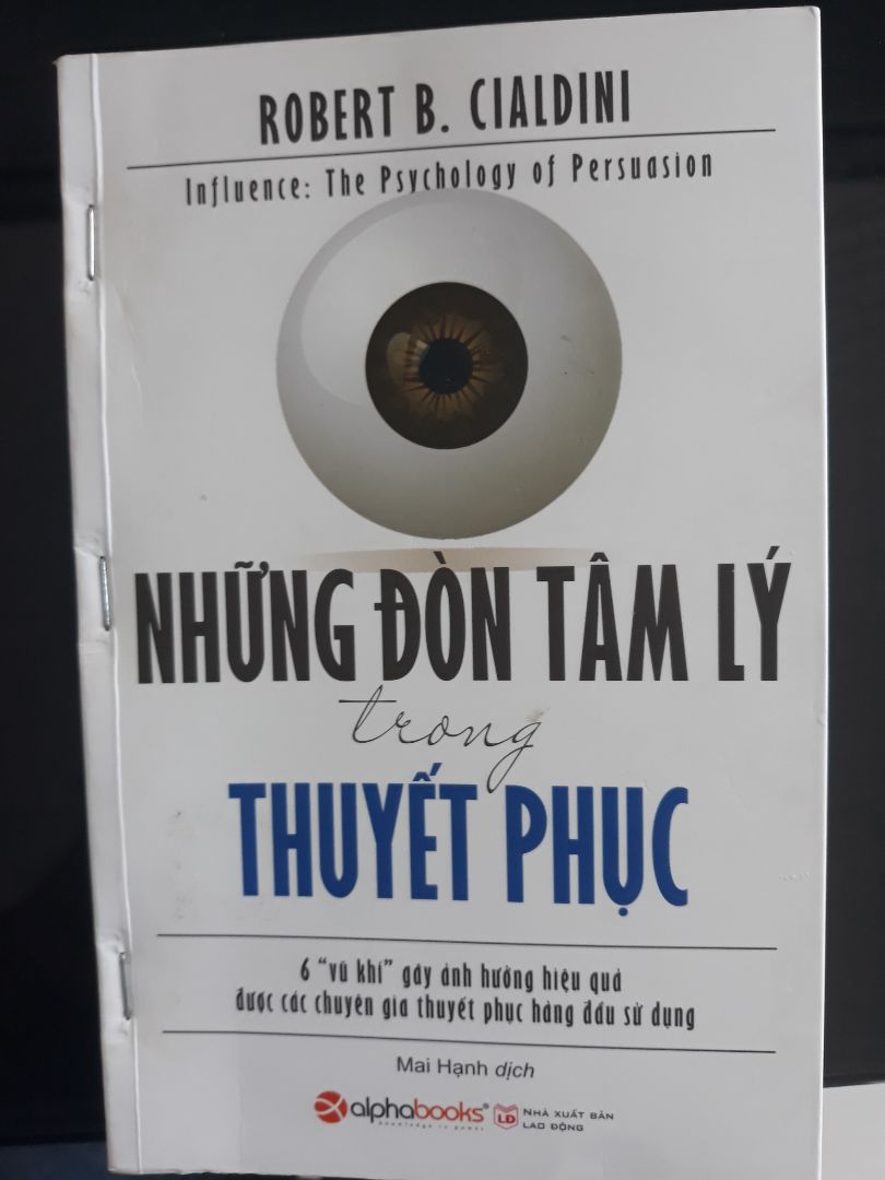 hơi thất vọng 1 tý nhan Tiki. mình sợ mua sách giảm giá sẽ bị rơi trang giống như mấy bạn nhận xét. nhưng mua sách đúng giá cũng bị luôn.  Có thể là do NXB không kỹ.
Nhưng không sao!. mình mua sách của Tiki cũng rất nhiều rồi, đây là lần đầu bị, Vẫn cho 5 sao vì sách quá hay, Tiki giao nhanh, Nhân viên giao Ok. Mong Tiki QC kỹ nhé. Và đây là cách khắc phục ngon lành của mình :