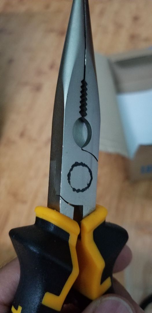 mới nhìn sơ qua thì mình thấy cũng ổn, tuy nhiên lúc cầm lên bóp thử thì thấy sượng, giống như đã để lâu ngày, không như mấy cái kềm mới khác. soi kỹ thì thấy đầu cắt bị cùn ko cắt được. cái này giống như lỗi từ khâu đúc. 

tay cầm nhựa cũng ko đã lắm. 

(hôm nay mình mua 2 cái kềm, tiki giao rất nhanh nhưng 2 cái kềm đều lởm. )