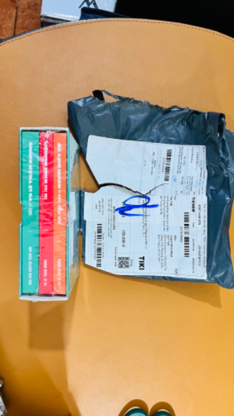 Tiki ơi, Tân Việt đóng gói ghi rõ sách tiếng Anh như đặt hàng mà giao sách Lê Thẩm Dương. Tôi đã trả hàng và chat với shop chưa thấy phản hồi gì. Tiki cứ gửi email giục đánh giá hoài sao tôi có ý kiến trọn vẹn được.