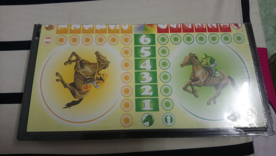 Bộ này hơi nhỏ cho nhà nào muốn mua về chơi cả nhà nha, với mình thì bé xinh cũng ok. Hộp đựng là đường đi cho mấy quân cờ, mấy quân cờ thì bằng nhựa, cầm cũng chắc tay, xí ngầu có vài cái hơi lem nhưng mà đổ cũng ổn.