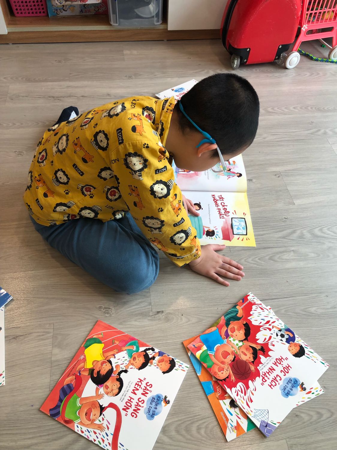 Sách Kim Đồng không baoh làm chúng ta thất vọng 🥰 Sách đẹp.  Màu sắc chất lượng , font chữ cũng như diễn giải dễ hiểu , chuẩn chỉ trong từ ngữ.
Bé chưa biết đọc hay biết đọc rồi đều rất hứng thú với nội dụng.