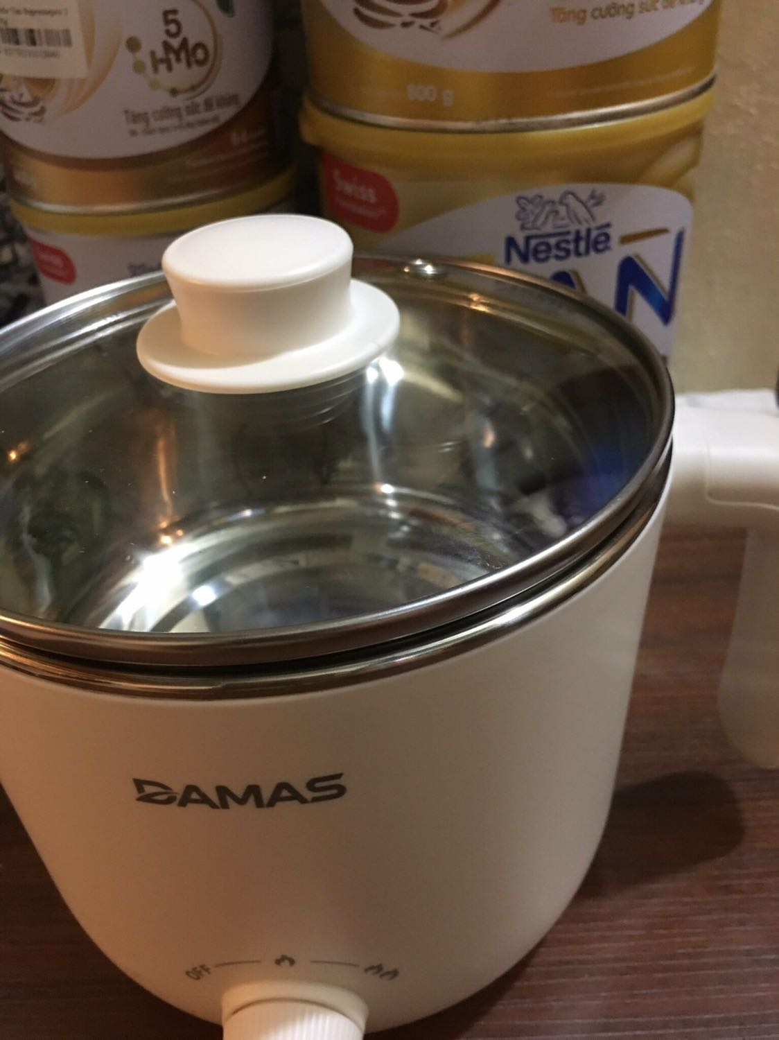 Sản phẩm nhỏ gọn đẹp, giá tiền hợp lý, lòng nồi là inox không gỉ bóng loáng, thiết kế tuy đơn giản nhưng tỉ mỉ sang trọng ko màu mè như các hãng khác. Trước khi đặt cũng tham khảo rất nhiều hãng nhưng tình cờ thấy được sản phẩm này của hãng, cũng hơi lăn tăn vì sản phẩm thấy mới đăng bán nhưng đọc mô tả sản phẩm thấy phù hợp với nhu cầu của mình và hơn nữa là giá thành tương đối ổn so với mặt bằng chung lại còn được bảo hành 12 tháng lận nên rất là yên tâm luôn. Khi nhận hàng thì thấy rất ưng ý vì đẹp hơn mình nghĩ ^^ *** nồi còn có tem bạc chống hàng giả rất uy tín luôn