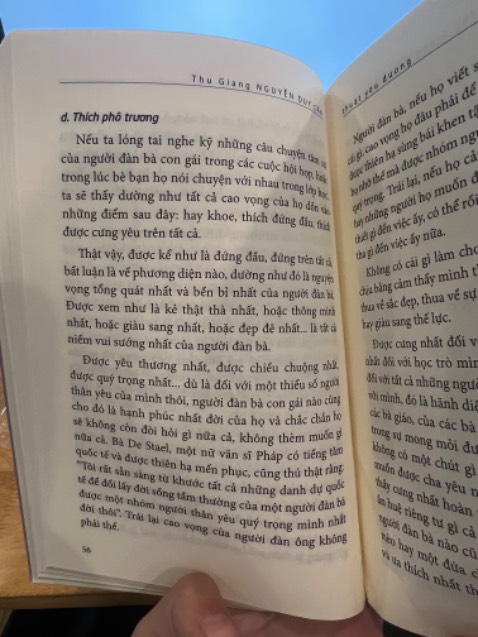 Cuốn này vì được viết vào năm 1961 nên nội dung nhận biết rất khác so với thời đại bây giờ. Mình đọc những nội dung về suy nghĩ rập khuôn và cảm thấy như một sự gán ghép, hạn chế đi những điều ở cả 2 giới có thể phát huy. 

Đàn bà phải phụ thuộc đàn ông, đàn ông bản chất là vị kỉ - đây đều là những nhận xét thiên kiến và không có bất kì nghiên cứu nào chứng minh ấy.

Thất vọng khi nhà xuất bản cho tái bản ấn phẩm với những tư tưởng đã cũ này, và không biết mục đích chính thực sự là gì? Cổ xuý tiếp tục suy nghĩ của tác giả hay sao? Việc cụ viết vào năm 1961 nên nội dung khác biệt mình hiểu, chỉ không hiểu NXB Trẻ.