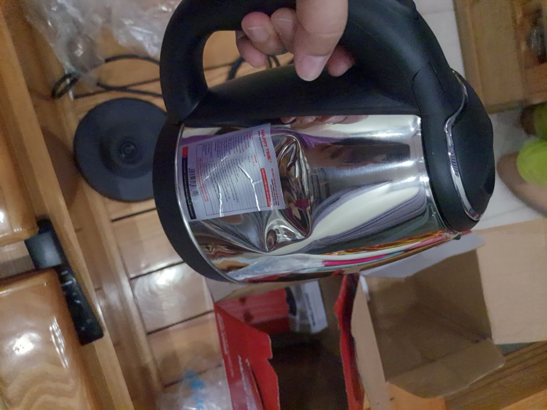 mới khui ra đã thấy móp méo rồi, cái thứ 2 cũng tệ như vậy luôn. Shop buôn bán có tâm 1 chút chứ, hàng móp méo mà cũng giao nữa?