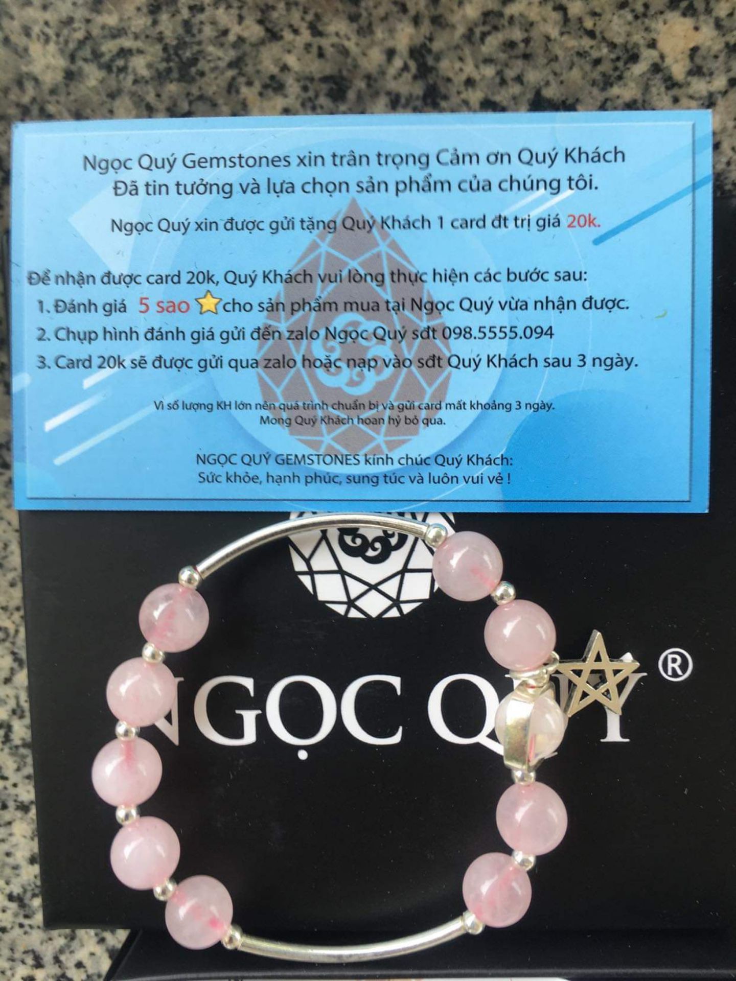 vòng tay xinh, màu đá đẹp, thích hợp để làm quà tặng. giao hàng nhanh, có kèm phiếu bảo hành 2 năm và quà tặng