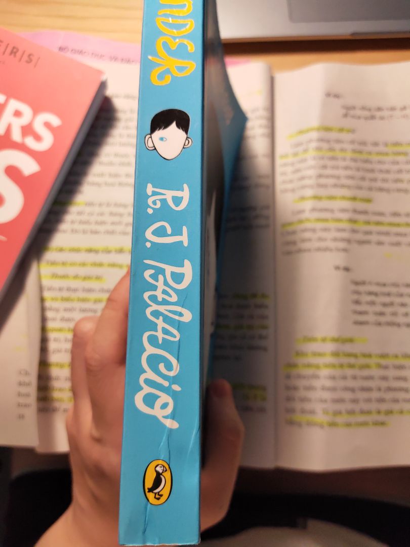 sách có mùi thơm của sách mới, dày dặn(315 trang), nội dung được viết hoàn toàn bằng tiếng Anh, tập trung vào các từ vựng đơn giản phù hợp cho những người đang làm quen với cách đọc sách bằng tiếng Anh
điểm trừ nhẹ: 
-giao hàng hơi lâu( cụ thể mất 1 tuần rưỡi)
- sách có chỗ bị nhàu nhẹ( như hình bên dưới)
tổng kết lại thì sách rất đáng tiền, những điểm trừ kia không thành vấn đề
mng nên mua