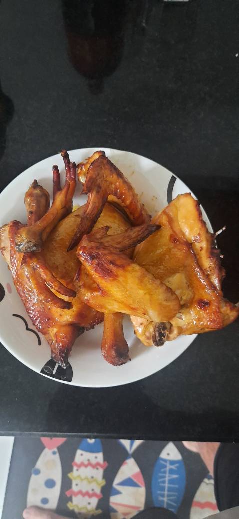 Từ khi đặt hàng đến lúc nhận chỉ mất 3 ngày. Thử nghiệm mẻ gà đầu tiên thấy ổn áp, thịt mềm, màu sắc đẹp. Máy thiết kế đẹp, đơn giản, không ồn, 6 lít vừa cho nhu cầu. Bền thì chưa biết, tầm 1 triệu cho 1 chiếc máy như này thì không thể đòi hỏi gì thêm.