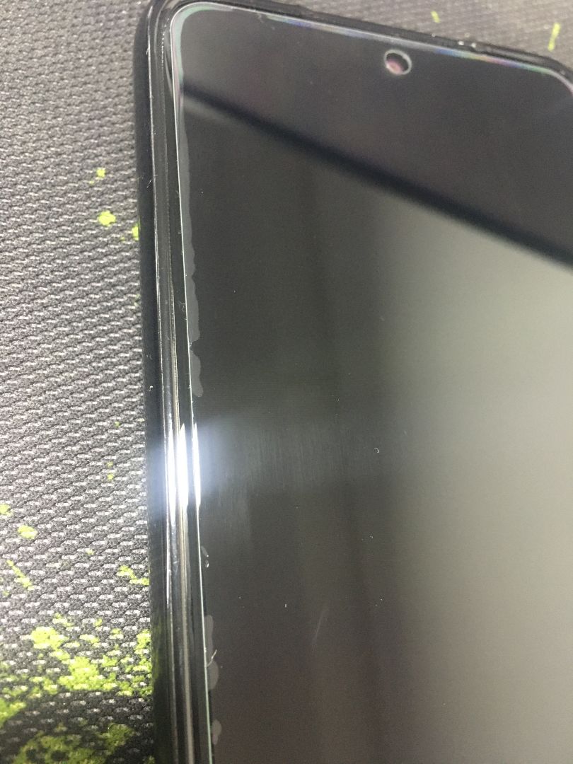 Cảm nhận bề mặt sử dụng tốt không bị zít ngón trong quá trình sử dụng lâu nhất là chơi game. Nhưng mép viền không khít, có thể mình xui :p