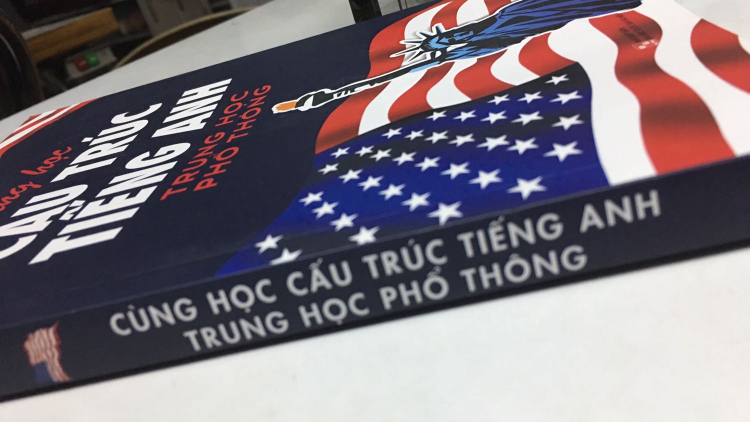 sách cô Trang Anh thì chất lượng khỏi bàn r,cuốn này có đủ cấu trúc từ lớp 10-12 cả chương trình mới và cũ nên rất tiện.Vì dịch bệnh nên giao hàng hơi lâu xíu,có một điểm mà mik hơi buồn là tiki chỉ đóng gói trong 1 hộp carton nên trong quá trình vận chuyển sp sẽ bị móp méo là điều ko tránh khỏi nhưng vì chất lượng sp nên vẫn quyết định cho 5*☺️☺️