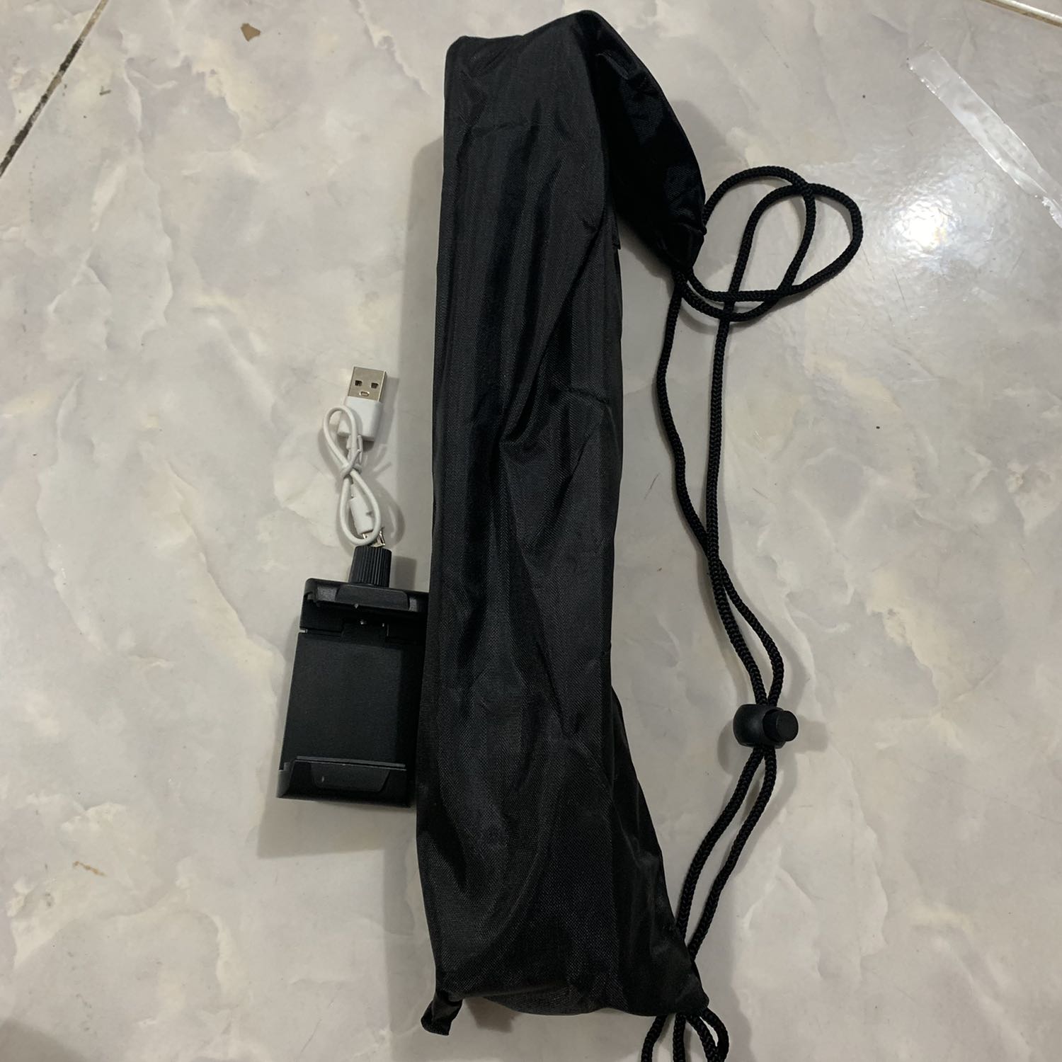 Sản phẩm chắc chắn , gấp gọn rất tiện lợi , điều chỉnh dc nhiều góc máy , remote chụp ảnh từ xa nhạy , có kèm sạc , phù hợp mang di du lịch