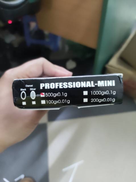 Shop làm việc không trung thực, mình đặt cân tiểu ly 500g, bước nhảy 0.01g.
Lần 1 giao nhầm cho mình cân 500g, bước nhảy 0.1g mình làm lệnh đổi hàng và đã báo shop việc này để lần sau giao đúng loại.
Do đợi lâu chưa xử lý được hàng đổi lên mình đã đặt thêm 1 cái cân khác, vẫn cân tiểu ly 500g, bước nhảy 0.01g.
Và lần 2 giao hàng này, mình nhận được cân 200g, bước nhay 0.01g + với hình ảnh khác với hình ảnh mà shop đăng bài.
Sau khi nhận hàng lần 2 xong, mình có phản hồi cho shop về tình trạng này nhưng ko nhận dc hồi âm.
Ảnh thực tế mình chụp cùng cmt này.
Xin chia sẻ để mọi người được biết.