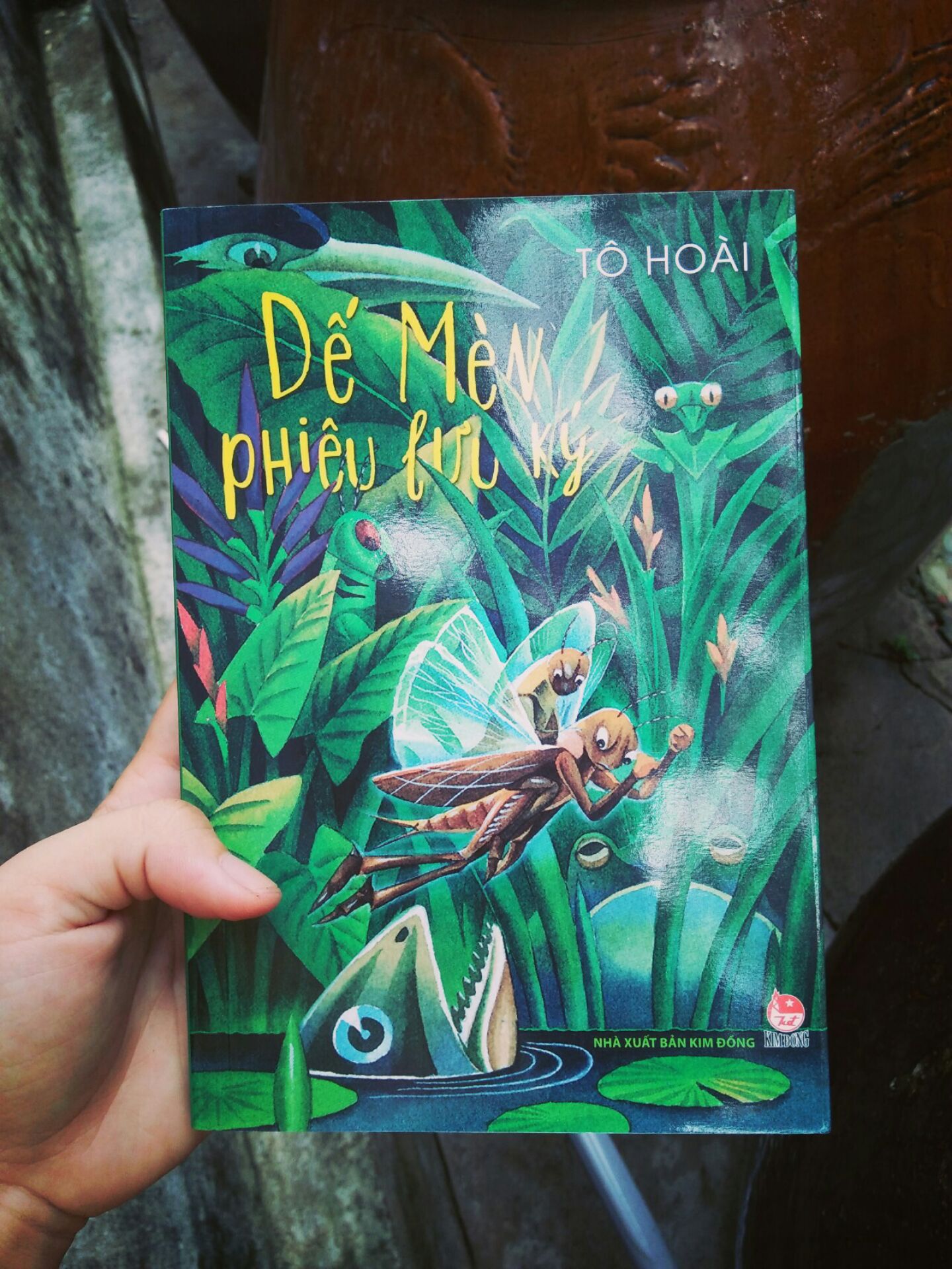 Cuốn sách Dế mèn phiêu lưu ký của nhà văn Tô Hoài là một tác phẩm văn học thiếu nhi kinh điển của Việt Nam. Được viết và xuất bản vào năm 1941, cuốn sách đã trở thành một trong những tác phẩm được yêu thích nhất của thế hệ trẻ Việt Nam. Dế mèn phiêu lưu ký kể về cuộc phiêu lưu của một chú dế mèn tên là Dế Mèn, khi anh ta rời khỏi quê hương để tìm kiếm sự nghiệp và những trải nghiệm mới. Trong cuốn sách, Dế Mèn gặp rất nhiều nhân vật khác và từng trải qua nhiều khó khăn và thử thách để đạt được mục tiêu của mình. Với ngôn ngữ đơn giản, dễ hiểu và hình ảnh sinh động, tác giả Tô Hoài đã tạo ra một câu chuyện thú vị và lôi cuốn. Cuốn sách cũng mang lại cho độc giả nhiều bài học về lòng can đảm, sự kiên trì và tình bạn. Ngoài ra, Dế mèn phiêu lưu ký cũng được đánh giá cao vì nó mang nhiều giá trị văn hóa và giáo dục. Cuốn sách giúp trẻ em hiểu rõ về cuộc sống và tình bạn, cũng như giúp trẻ phát triển khả năng ngôn ngữ và tư duy. Tóm lại, Dế mèn phiêu lưu ký là một cuốn sách tuyệt vời cho trẻ em và cả người lớn. Cuốn sách mang lại nhiều giá trị văn hóa và giáo dục, đồng thời cũng là một câu chuyện thú vị và lôi cuốn. Tôi khuyên bạn nên đọc cuốn sách này và tìm hiểu thêm về cuộc phiêu lưu đầy thú vị của Dế Mèn.