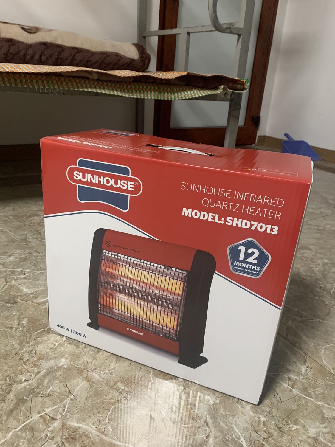 Đóng gói siêu chắc chắn, bóc mỏi cả tay 😆
Mới bật thử lên thấy nóng nhanh, có mùi hơi khét khét kiểu sắt ám lửa
Chờ đợi dùng lâu dài sẽ ổn áp 
Nút điều chỉnh dạng bật không phải dạng xoay