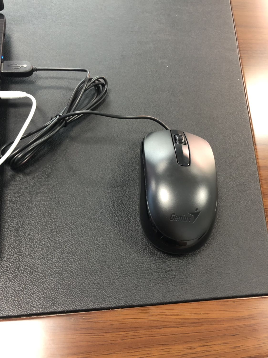 Tiki giao hàng nhanh, mình đặt hôm trước, hôm sau giao luôn, mặc dù dự kiến giao hàng là 2-3 ngày. Mình mới dùng chuột thấy tiếng kêu to, hơi ồn, con lăn di chuyển hơi nặng nên làm lâu là thấy mỏi tay. Mà do ánh sáng làm chuột có màu nhám đen chứ màu ở ngoài không có vậy. Còn về độ bền phải để *** thêm một thời gian nữa. Nhìn chung mình thấy chuột dây sẽ dùng ổn định hơn, mình buộc gọn dây vào thì nó cũng gọn, lại hợp lý về kinh tế, đỡ phải thay pin nhiều lần.