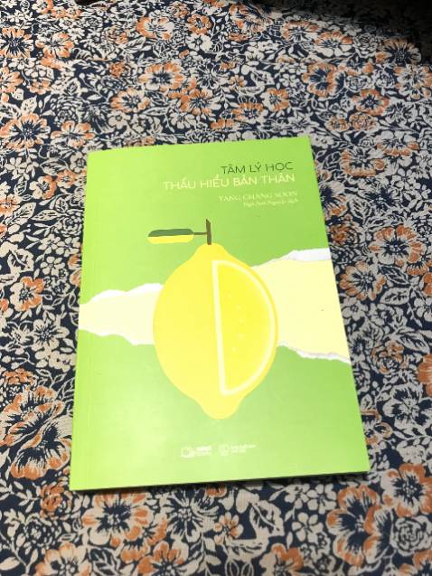 Mình trước giờ ít đọc sách tâm lý nhưng khi đọc cuốn này thì bị thuyết phục bởi nhiều điều lắm. Sách nói về lòng tự trọng, về việc tại sao chúng ta sợ bị từ chối, hay về sự đối kỵ do thiếu tự tin, hoặc về việc chúng ta cần sự công nhận đến mức nào. 

Ngoài ra, ra cũng chỉ ra những điều chúng ta cần làm để xây dựng và duy trì mối quan hệ, chẳng hạn như khen ngợi và duy trì sự tự tôn cho cả hai bên. 

Nói chung đọc cuốn này xong bạn sẽ có cảm hứng để nhìn nhận lại bản thân, bởi những điều trong sách không mới nhưng nó thường bị chúng ta cố tình hoặc vô ý bỏ qua. Điều náy phần nào dẫn đến sự bế tắc trong cảm xúc và cách hành xử. Nói chung là nên đọc nhé các bạn. 

Bìa sách cũng cưng quá chừng!