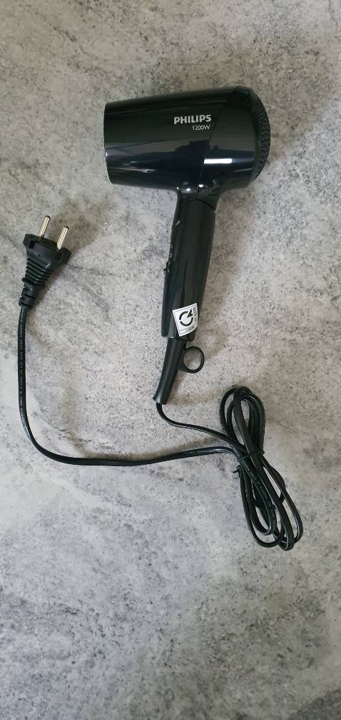Máy nhỏ gọn mẫu mã đẹp, có 3 chế độ gồm
1. Sấy nhiệt nhẹ, gió nhẹ.
2. Sấy nhiệt vừa, gió mạnh.
3. Sấy nhiệt mạnh, gió mạnh.
Độ ồn vừa phải, vì công suất 1200w không quá lớn.
Phù hợp cho những người tóc không quá dày, xài ok.