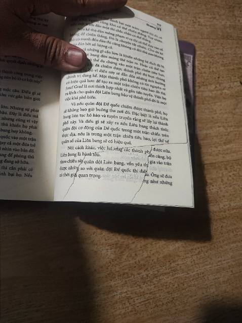 Sách bị rách, quá tệ ! (viết thêm cho đủ 25 chữ)