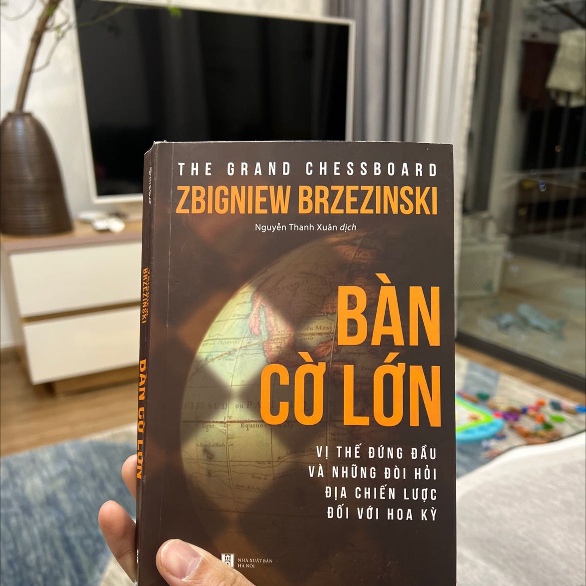 Một cuốn sách với góc nhìn phiến diện của Mỹ, lúc nào cũng giọng điệu Mỹ là người mang lại ổn đinhj và hoà bình cho khu vực va TG, mỹ là tốt,…bla bla, nào là dân chủ, nhân quyền. Khuyên thật ko nên mua kẻo lại maất thời gian, mất khôn
