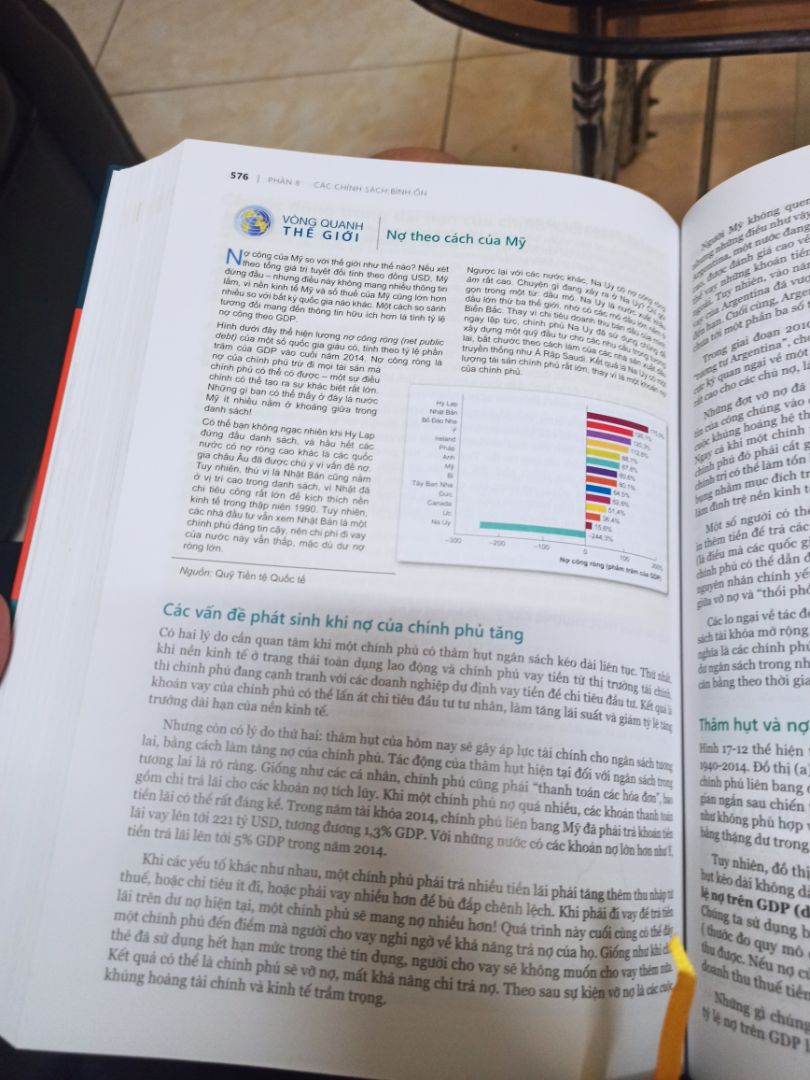 fahasa gói hàng kĩ lưỡng, sách chất lượng giấy tốt màu in đẹp, cầm cảm giác đáng đồng tiền bát gạo. một cuốn sách dễ đọc, dễ hiểu hơn các cuốn tiền tệ ngân hàng khác. Theo mình các bạn nên mua quyển này trước khi đọc các quyển như tài chính quốc tế, hệ thống ngân hàng mỹ, ...