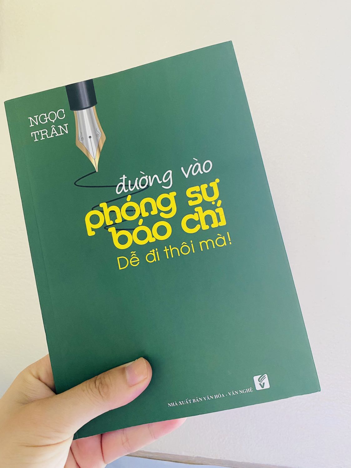 Mình từng là một người mua hàng trung thành của Tiki bởi đây là kênh bán hàng huy tín, chất lượng, đặc biệt là giá cả vô cùng phải chăng. Nhưng có lẽ sau hôm nay mình sẽ phải xem lại và quyết định có nên mua hàng ở đây nữa hay không. 
Trong nhiều đợt mua hàng gần đây tại Tiki, mình toàn gặp phải những sự cố không đáng có như sách quăn góc, bìa bị bẩn, bị mốc... Đến hôm nay, mình thật sự không bằng lòng bởi các chính sách giao hàng từ Tiki. Cuốn sách trong hình mình mua ở Tiki với giá 63.200 đồng nhưng phải trả thêm tiền ship tận 59.000 đồng. Trong khi những lần trước mình mua đủ 250.000 đồng sẽ được miễn phí ship thì bây giờ, dù mua nhiều hay ít mình cũng phải trả một khoản tiền ship tương đương :)) Xin hỏi Tiki rằng, so với các kênh bán hàng khác trên thị trường sẵn sàng miễn ship, mình còn lý do nào khác để chọn Tiki?