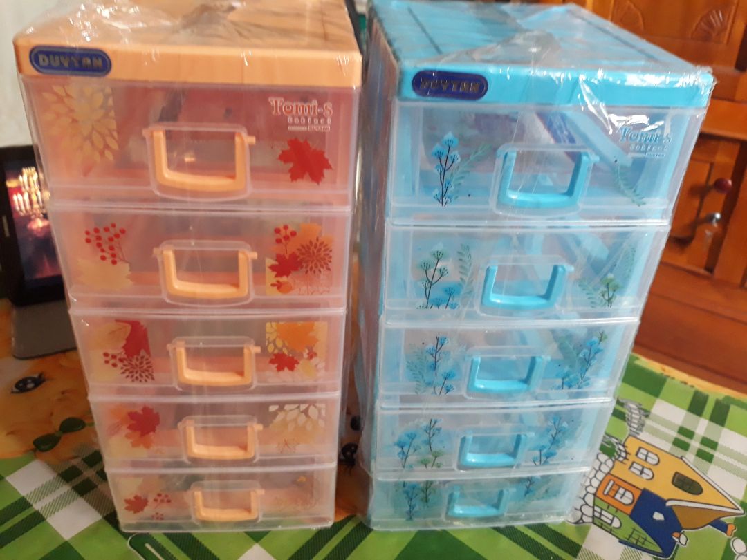 giao hàng nhanh..tủ chất lượng và đủ số, mẫu mã dễ thương..giao ko bị vỡ tủ rất nguyên vẹn.. tủ bé bé xinh xinh.. cũng đựng dc khá là nhiều đồ....giá thành mua lúc giảm còn 64k nên cũng rẻ.cảm ơn shop giao hàng nhanh..tủ chất lượng và đủ số, mẫu mã dễ thương..giao ko bị vỡ tủ rất nguyên vẹn.. tủ bé bé xinh xinh.. cũng đựng dc khá là nhiều đồ....giá thành mua lúc giảm còn 64k nên cũng rẻ.cảm ơn shop