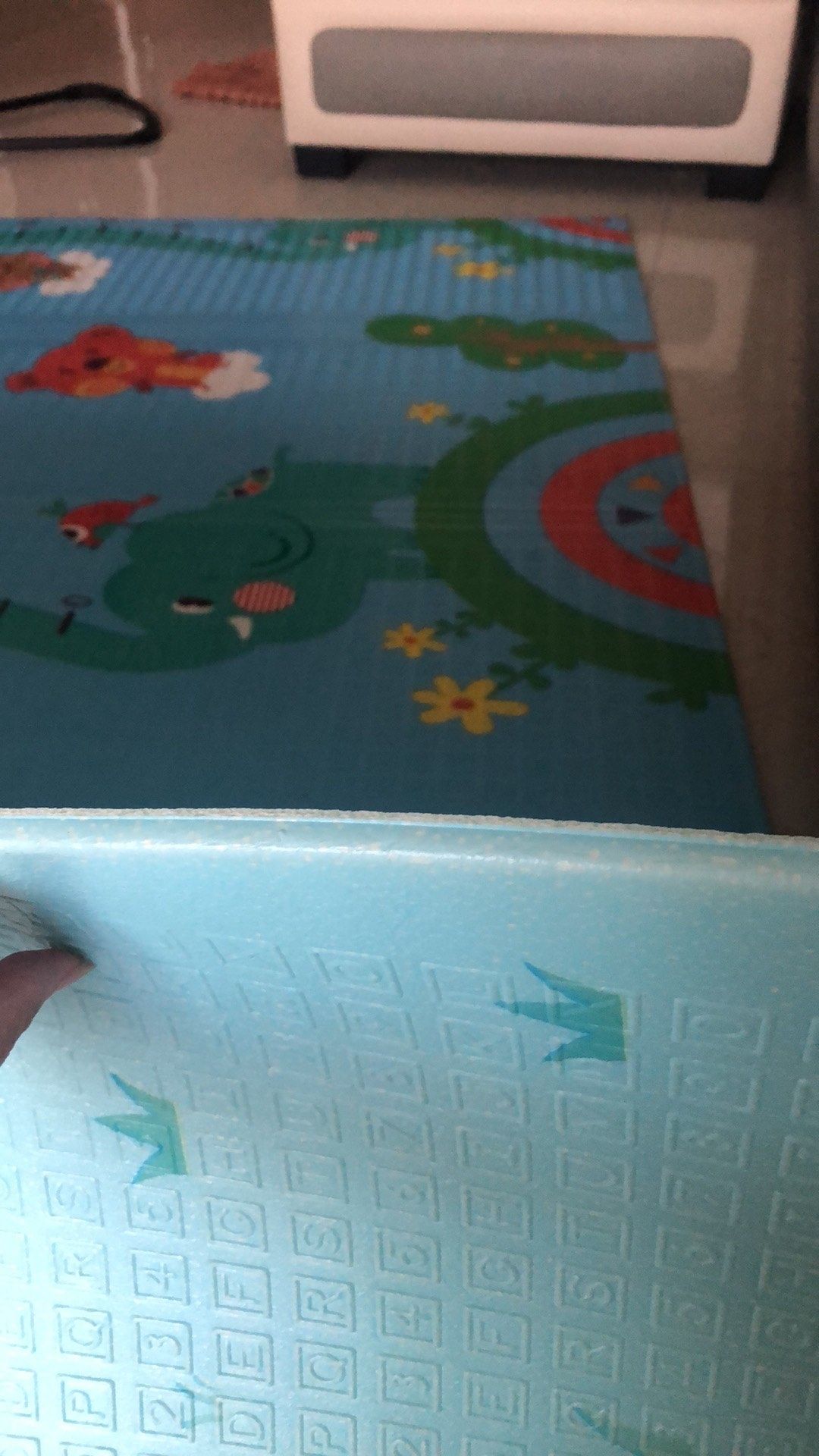 đẹp mê li. ai cũng khen màu đẹp mà sáng, sạch sẽ. cu nhà mình nhìn mấy con vật trong thảm lăn lộn chơi cùng đẹp mê li. ai cũng khen màu đẹp mà sáng, sạch sẽ. cu nhà mình nhìn mấy con vật trong thảm lăn lộn chơi cùng