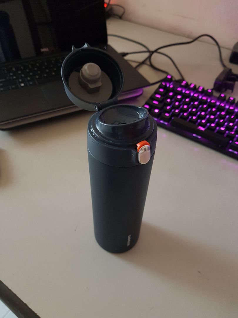 Sản phẩm tốt. Bình rất nhẹ, nhỏ gọn, dung tích đủ dùng, giữ nhiệt khoảng 6-8 tiếng. Lớp hoàn thiện nhám đẹp, dễ cầm và khá bền (sau 2 tháng sử dụng). Thiết kế nút bấm rất tiện sử dụng, tuy nhiên nếu quên khóa nút bấm khi để bình trong cặp thì khá nguy hiểm vì rất dễ bật nắp và tràn nước.
Tiki giao hàng nhanh và chuẩn. Giá cả cạnh tranh.