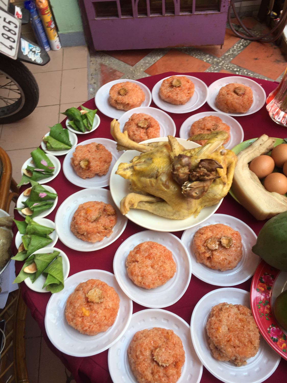 Gia thanh tinh ra ko re hon huggies bao nhieu, mac hon ca loai ta trung quoc nhung chat luong cung ko hon la may. Chat lieu ta hoi cung ko mem nhu huggies va youbest hoac bobby . Noi chung mua thu cho con xai. Nhung thay ko ok bang huggies va youbesst