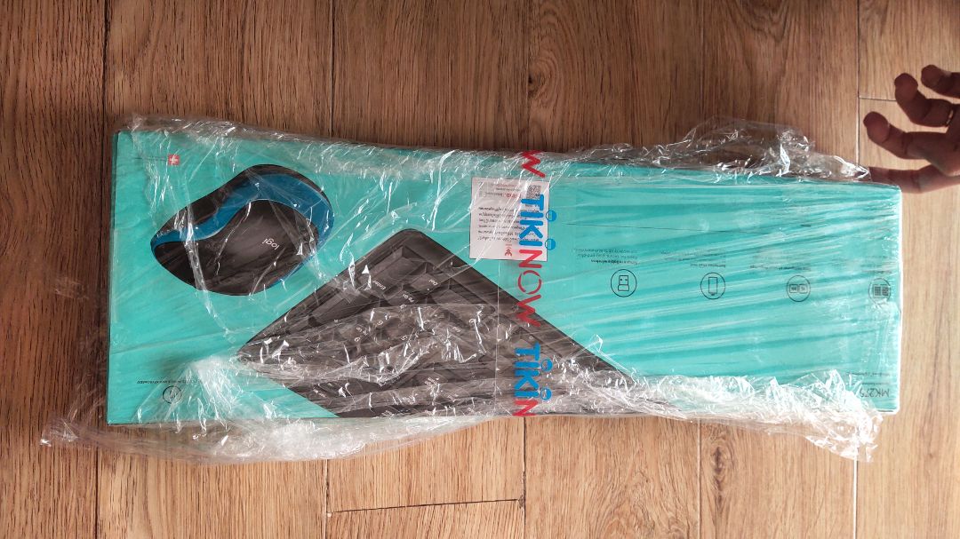 Giao hàng nhanh, đóng gói đơn giản, hộp hơi móp, nhưng chưa bóc và không ảnh hưởng tới sản phẩm. Bàn phím và chuột dùng ổn, phù hợp với giá tiền Giao hàng nhanh, đóng gói đơn giản, hộp hơi móp, nhưng chưa bóc và không ảnh hưởng tới sản phẩm. Bàn phím và chuột dùng ổn, phù hợp với giá tiền