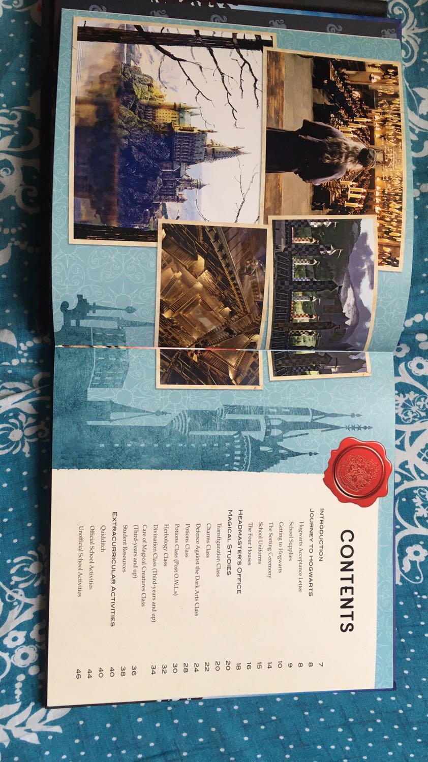 Mình cứ nghĩ là cuốn này sẽ bự lắm mà nó khoảng 21cmx21cm thôi. Bên trong nhiều nội dung về trường Hogwarts như thư nhập học, ga xe lửa đến trường, lễ phân loại hay các nhà trong trường. Có giới thiệu về phòng của hiệu trường và các môn học nữa. Cuối cùng là hoạt động ngoại khoá. 1 cuốn sách đáng để trên kệ dành cho potter head và những người yêu thích harry potter ????