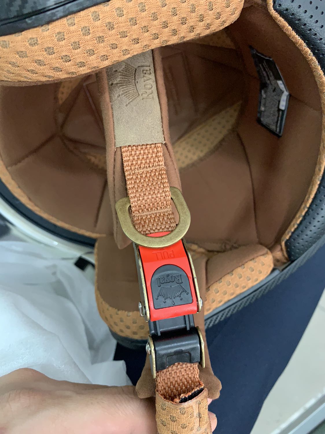 Mạc gắn tem của Royal không có, cái móc chỗ khoá mũ cũng bay mất tiêu. Bên trong mũ thì bẩn như kiểu đội rồi, mồ hôi ra khô lại quẹn trắng.
Mình đang yêu cầu đổi trả, sau khi nhận đc hàng đổi trả sẽ cập nhật lại. Tạm thời khá bức xúc với sp nhận đc. Shop đóng gói hàng quá tắc trách.