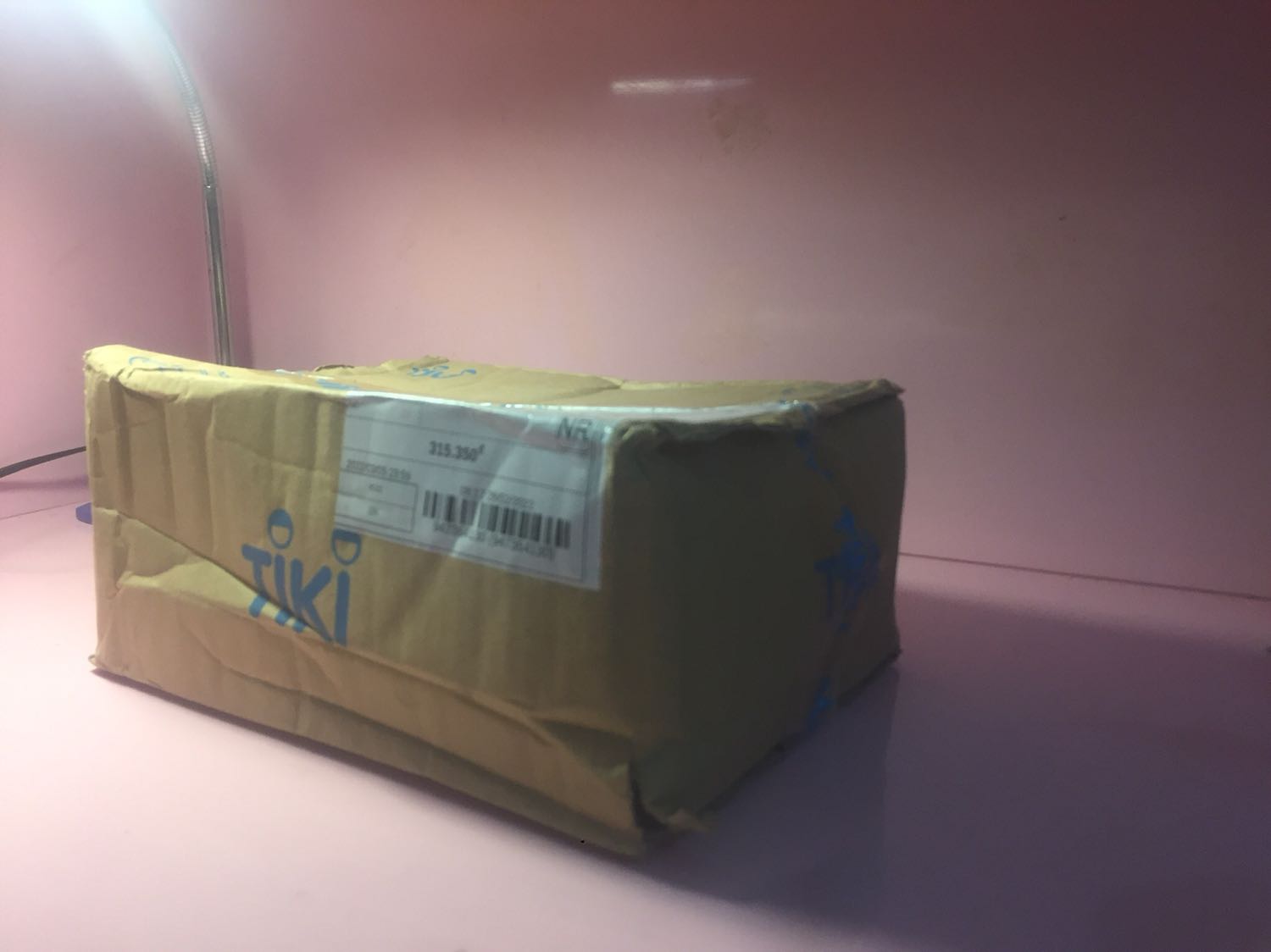 Giao hàng đúng thời hạn, đóng gói hơi sơ sài nên sách bị cấn một số góc của boxet nhưng sách bên trong vẫn ok. Truyện của Đinh Mặc thì lúc nào cũng đỉnh rồi, mua cuốn này về để sưu tầm vì đọc xong trên mạng quá hayy. Tiếc là lỡ mất cái thư tay của tác giả, rầu ghee