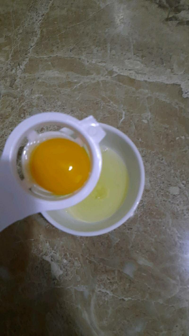 eo. bé mà có võ thật luôn ý . tách đc lòng đỏ vs lòng trắng riêng biệt luôn. giao hàng nhanh, nên mua ạ