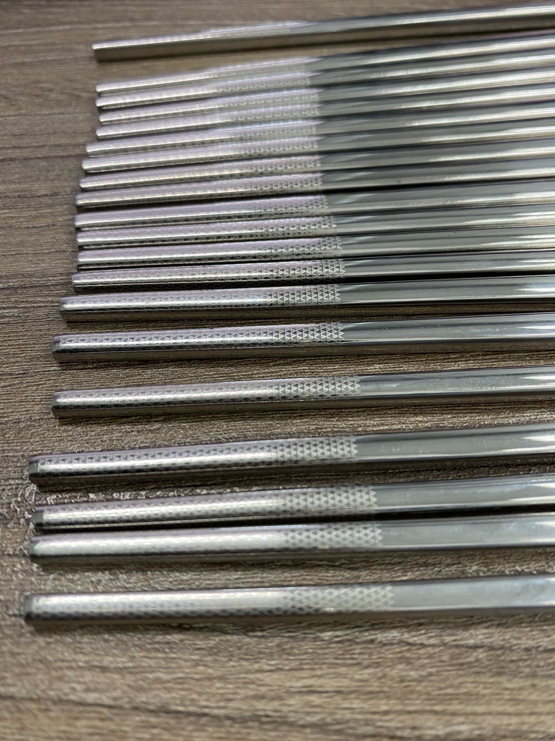 Đũa nhẹ, dùng tiện tay hơn đũa inox Hàn Quốc. Đũa Hàn bị dẹt hơn mà cứ thấy hơi nặng tay, gắp lại khó hơn. Cảm giác đũa này an toàn hơn đũa gỗ. Có điều đũa gia công thủ công hay sao mà không đều nhau, chiếc dài chiếc ngắn.