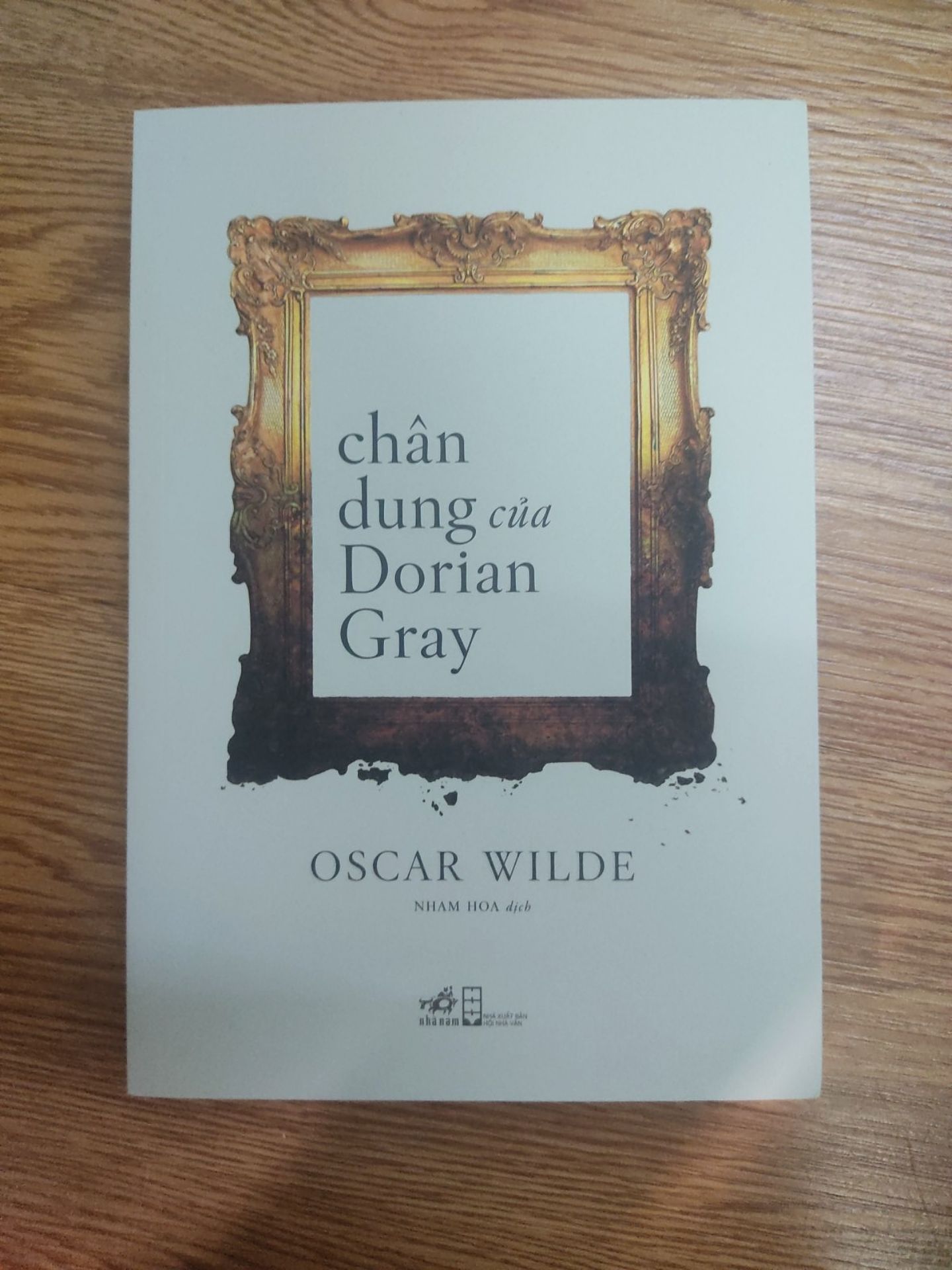 Đợt dịch vừa rồi Tiki giao hàng khá lâu mà nay mình đặt 22/10 mà 24/10 đã nhận rồi. Trời mưa mà anh shipper vẫn đi giao, tới nơi thì thấy hộp te tua hơi bất an. Cơ mà sách nhìn chung là ổn, chỉ có 1 cuốn bị rách bao kiếng nên ảnh hưởng tới trang sách một tí nhưng ko sao. Đã mua hàng trên Tiki đc 1 năm (đã phần là sách) nhưng Tiki chưa làm mình thất vọng. Và mình hi vọng Tiki sẽ ko làm mình thất vọng :p