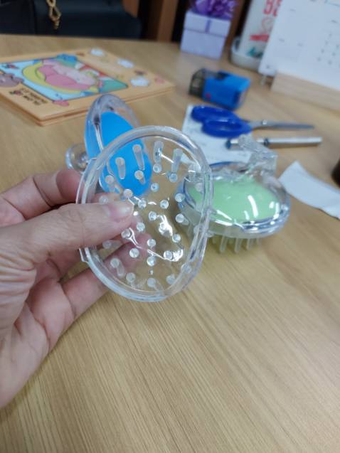 Mình mua 2 cái như hình, nhưng giao hàng 1 cái ok, 1 cái bị lỗi không thể dùng được  (như hình) shop đổi lại hàng giúp mình nhé.

tks