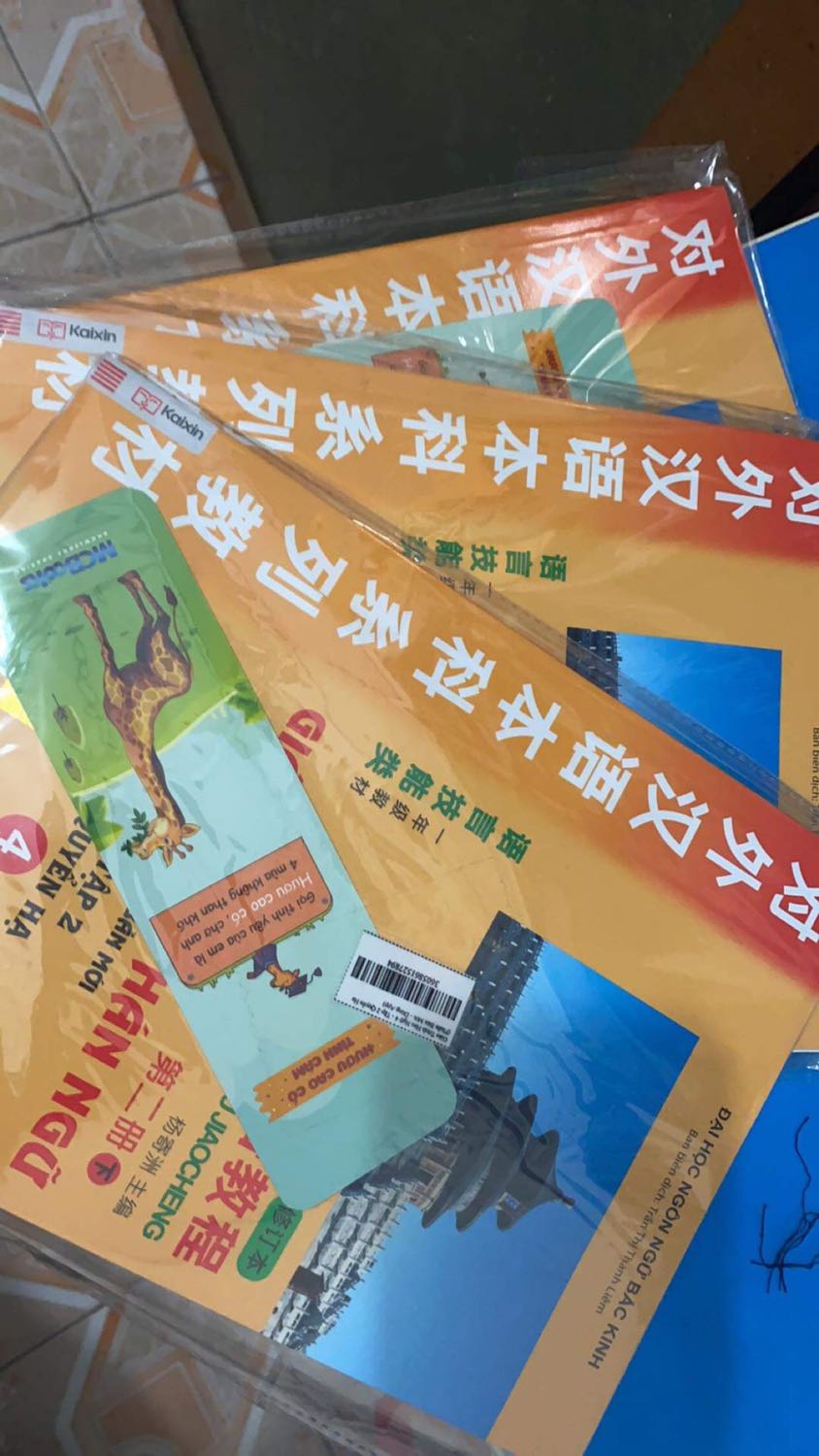 Sách của MC Book thì chất lượng khỏi bàn, chất giấy dày dặn, được tặng kèm bookmark xinh xỉu. Gía cả phải chăng hơn các sàn thương mại khác, mua 3 cuốn nên còn k mất phí ship luôn. Mình ở Yên Bái mà chưa đến 1 ngày đã nhận được hàng rồi. Chắc từ giờ chuyển qua mua sách ở tiki thôi